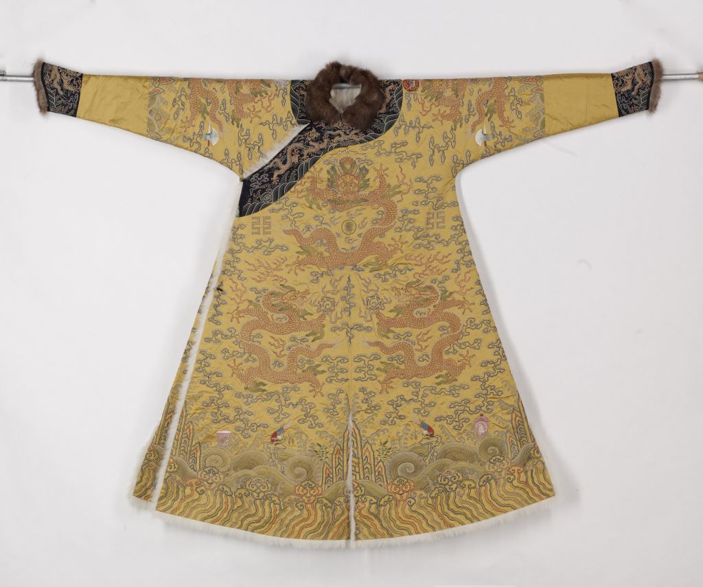 图片[1]-Bright yellow thread embroidered Yunlong Tianma leather dragon robe-China Archive